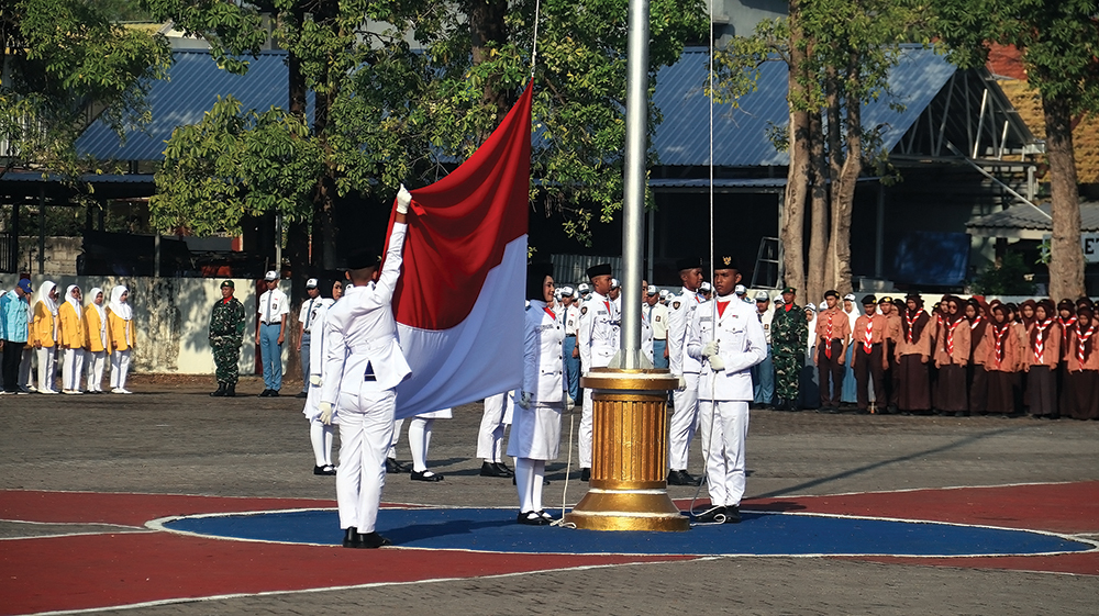 SUKSES: Petugas berhasil mengibarkan bendera Merah Putih dengan sempurna.