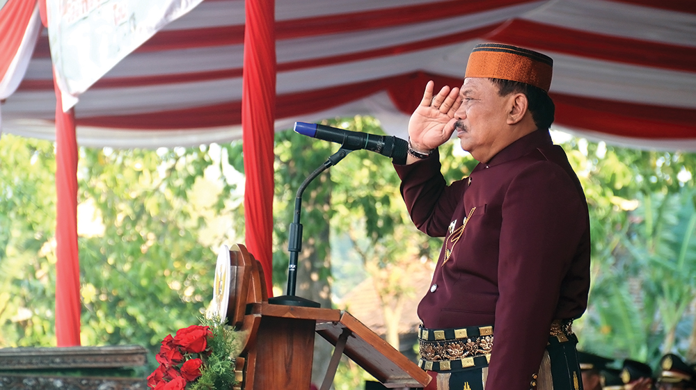HORMAT: Bupati Marhaen Djumadi menjadi inspektur upacara HUT Kemerdekaan RI.