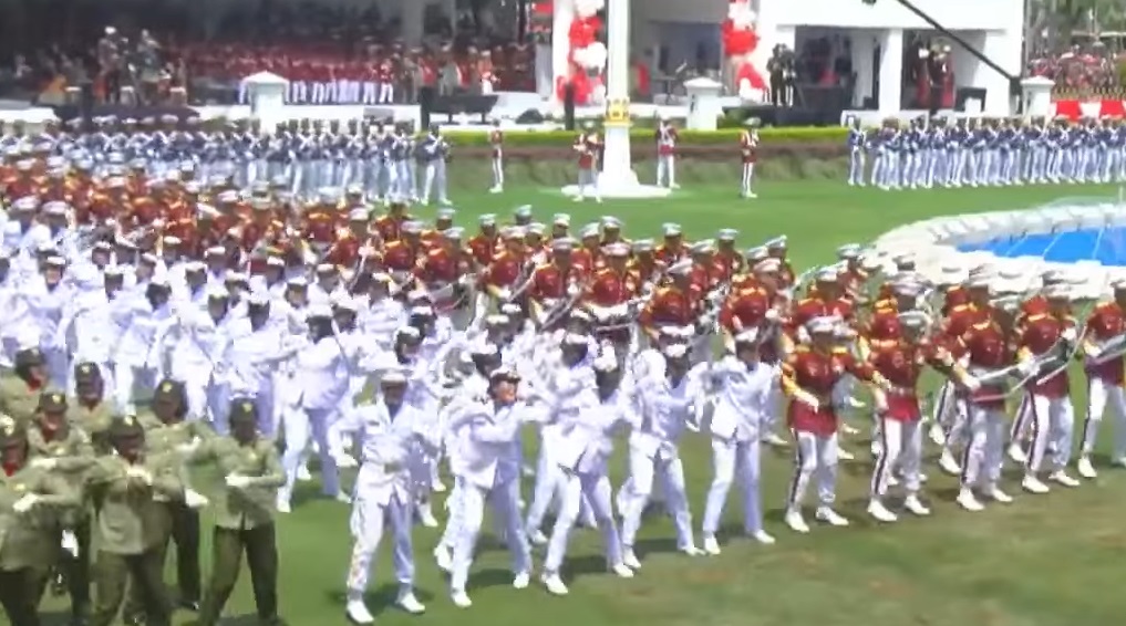 Pasukan dan undangan upacara HUT ke-80 RI di Istana Merdeka berjoget dengan iringin lagu Tabola Bale