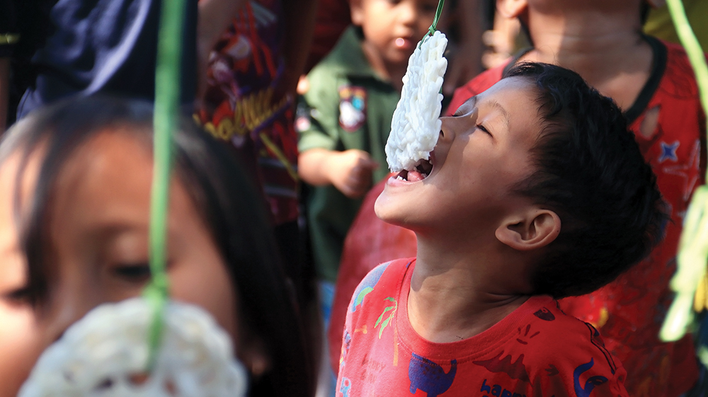 AGUSTUSAN: Anak-anak di Desa Sengkut, Kecamatan Berbek lomba makan kerupuk kemarin. Lomba makan kerupuk paling diminati anak-anak Kabupaten Nganjuk saat peringatan HUT Kemerdekaan RI.