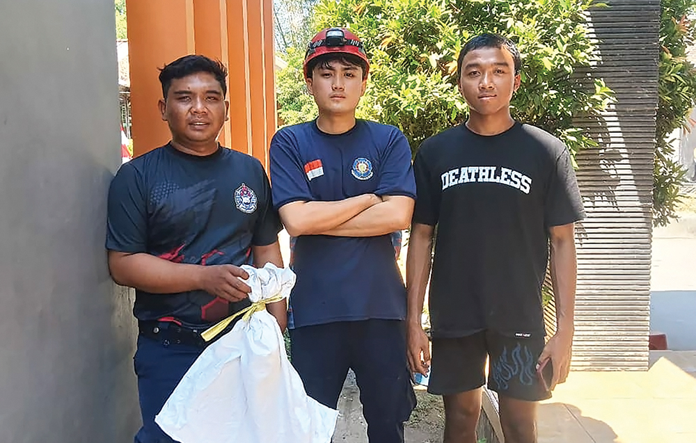 BIKIN GEMPAR: Petugas Damkarmat Nganjuk berhasil mengevakuasi ular di lemari pakaian milik warga Gemenggeng.