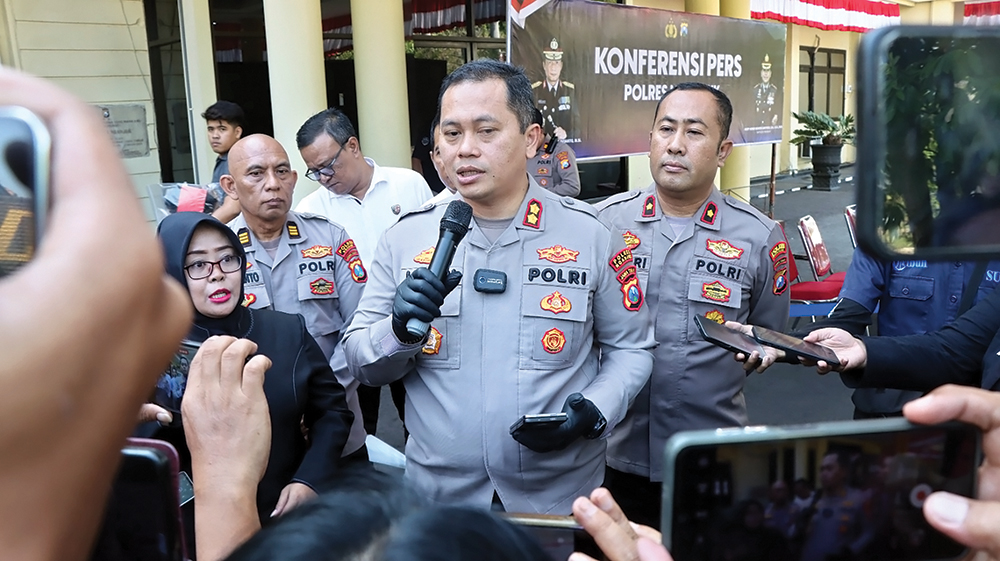 TEGAS: Kapolres Nganjuk AKBP Henri Noveri Santoso saat diwawancarai. Polres Nganjuk larang sound horeg di Kota Angin.