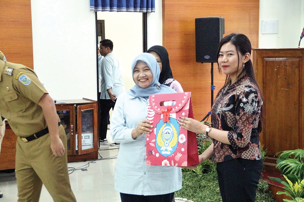 BERMANFAAT: Wakil Rektor III UPMS Dr Indrian Supheni (kiri) memberi peralatan pada peserta pelatihan Redrying & Threshing bagi IHT.