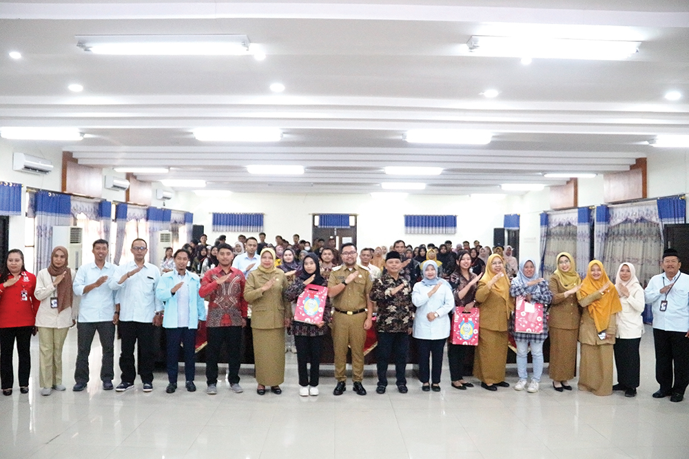 BERDAHAYAKAN IHT: Wabup Trihandy Cahyo Saputro dan Wakil Rektor III UPMS Dr Indrian Supheni foto bersama peserta pelatihan kemarin.