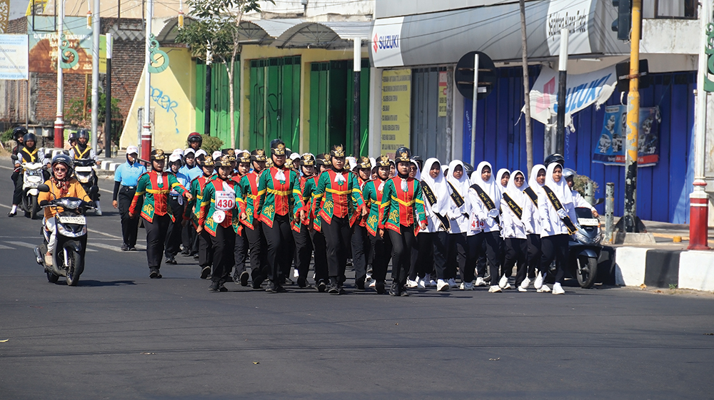 ADU CEPAT: Peserta lomba gerak jalan tingkat SMA saling mendahului di Jalan Ahmad Yani Nganjuk kemarin. Lomba gerak jalan menjadi rangkaian kegiatan HUT Ke-80 Kemerdekaan Republik Indo