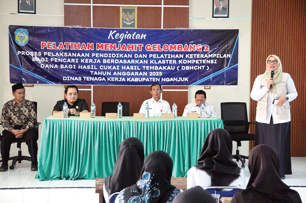 MANFAATKAN DBHCHT: Kepala Disnaker Itsna Shofiani beri sambutan.