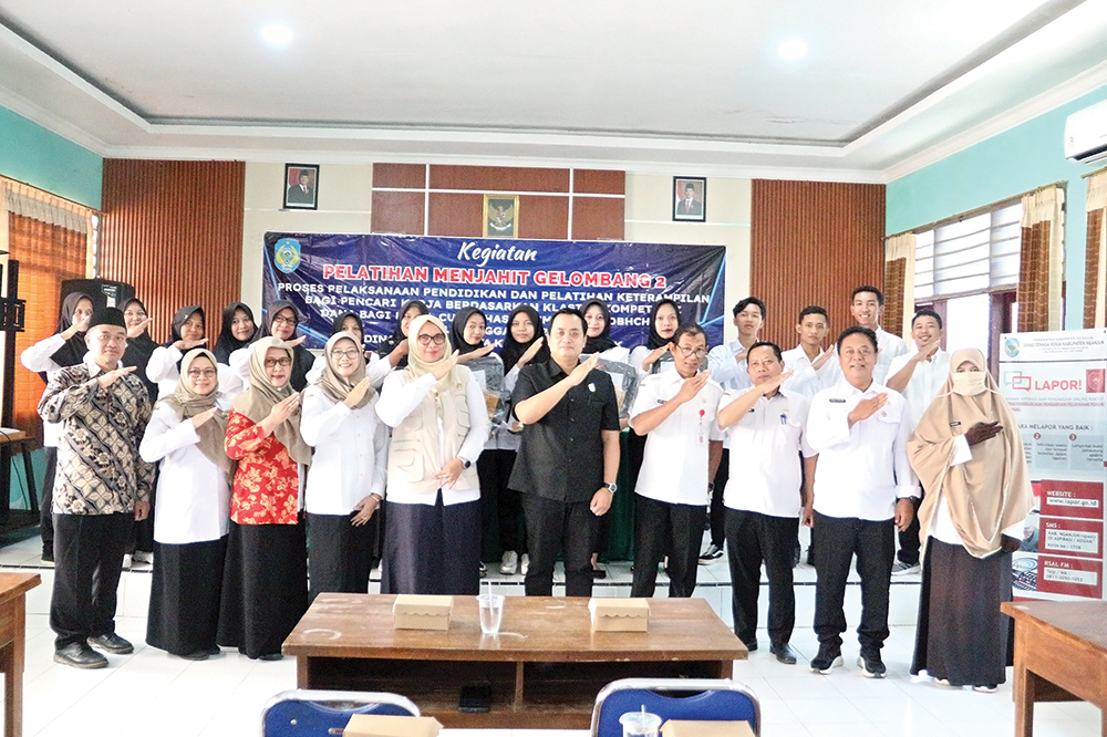 NGANJUK MELESAT: Kepala Disnaker Nganjuk Itsna Shofiani foto bersama peserta pelatihan.
