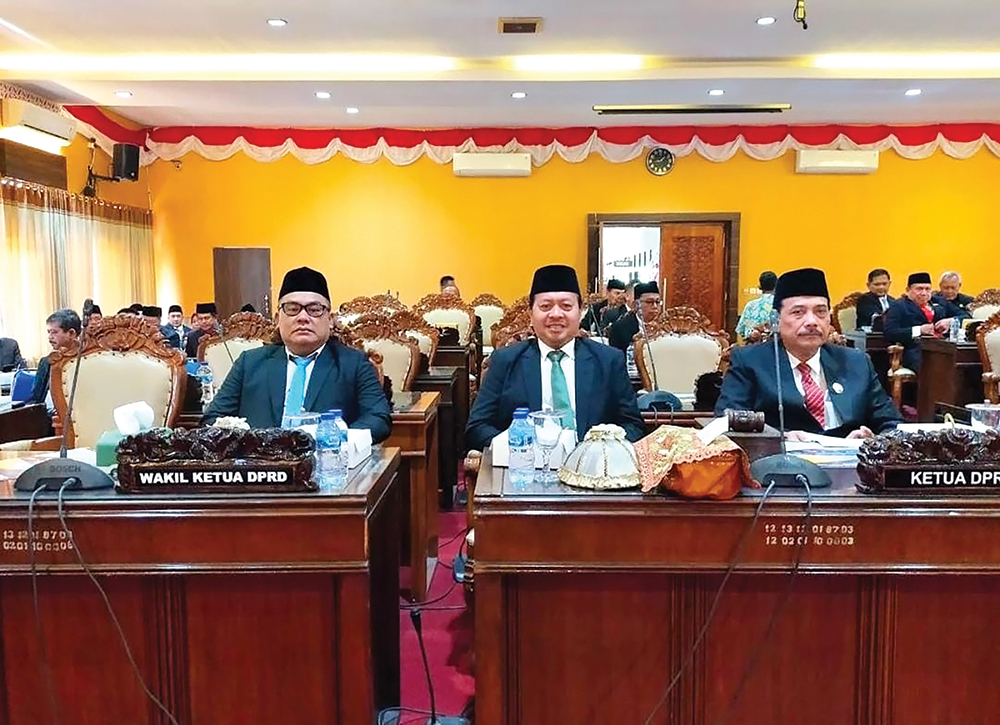 DUKUNG TOTAL: Pimpinan DPRD mengikuti rapat paripurna mendengarkan pidato presiden.