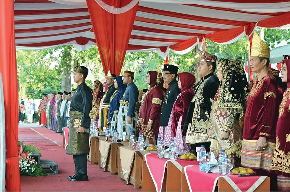 KHIDMAT: Pak Tatit mengikuti upacara HUT ke-80 Kemerdekaan RI.