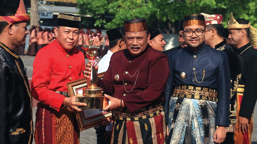 CEMERLANG: Bupati Marhaen Djumadi menyerahkan penghargaan pada Kadishub Suharono.