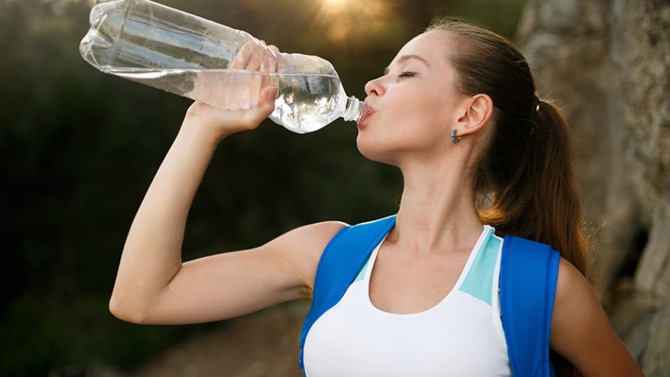 Ilustrasi Manusia Minum Air