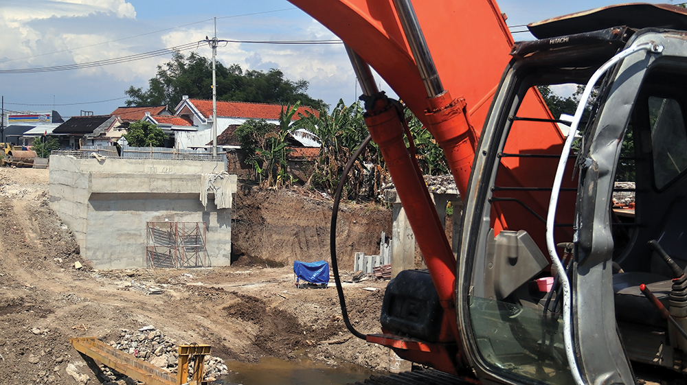 WAKTU MEPET: Pembangunan Jembatan Kutorejo, Kecamatan Bagor dikebut kemarin. Akhir tahun ini pembangunan jembatan yang menghubungkan Kecamatan Bagor dengan Kecamatan Rejoso harus tunta