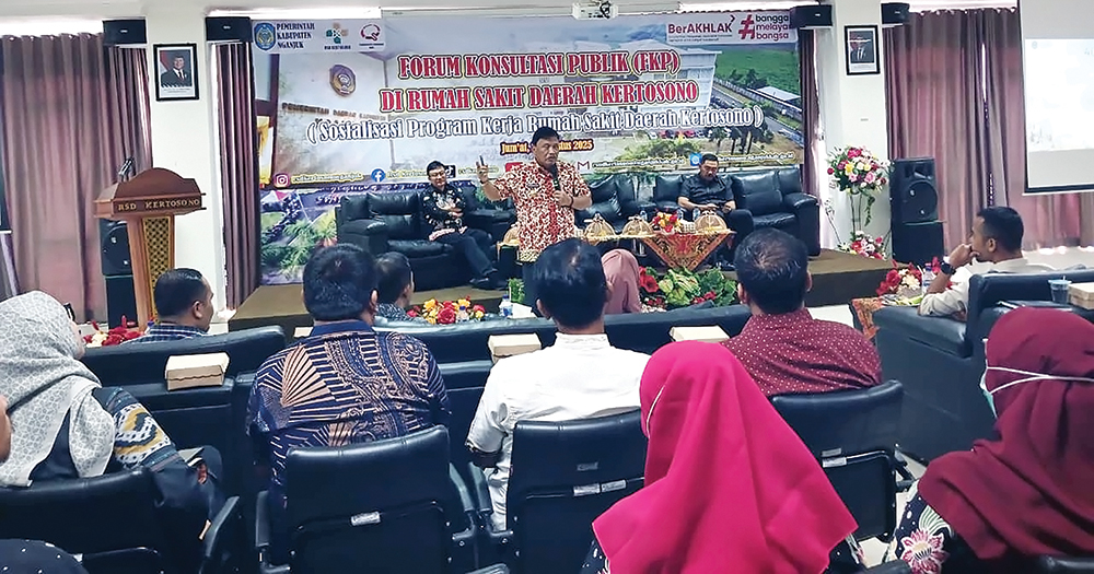 PENINGKATAN PELAYANAN KESEHATAN: Bupati Marhaen Djumadi saat FKP di RSD Kertosono kemarin.