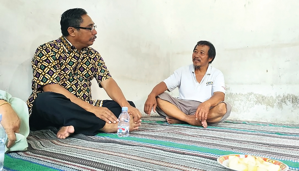 BERDUKA: Jumadi (baju putih), suami Enik Mulya Ningsih menemui petakziah kemarin.