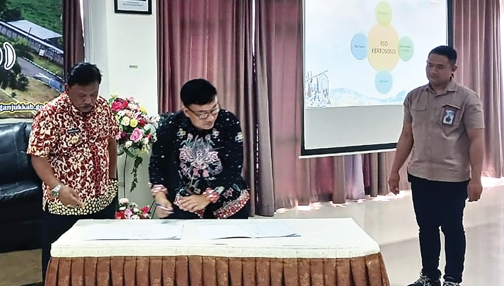Direktur RSD Kertosono dr Suharyono, Sp.PD tanda tangan berita acara komitmen bersama.