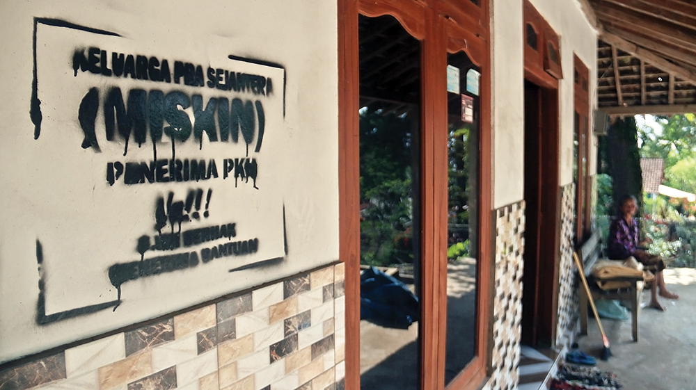 PEJUANG KEMERDEKAAN: Jirah duduk di teras rumah. Pejuang Kemerdekaan Republik Indonesia ini menjadi pemasok logistik untuk pasukan Jenderal Soedirman saat perang gerilya di Desa Bajulan, Kecamatan Loc