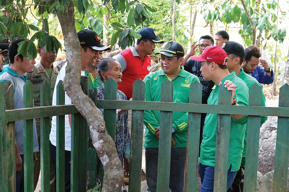 LOYALITAS TANPA BATAS: Jirah saat bersama mantan Bupati novi Rahman HIdhayat di Petilasan Jenderal Soedirman tahun 2018.