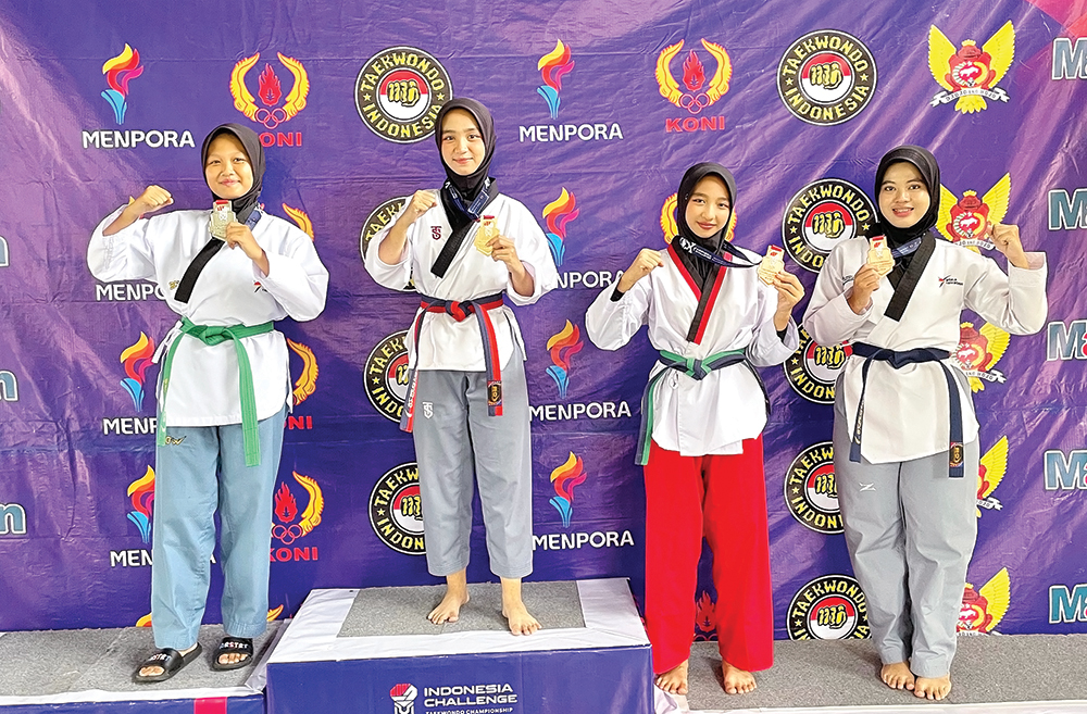 JAGO TAEKWONDO: Anisa Nur Aditris (paling kanan) meraih medali.