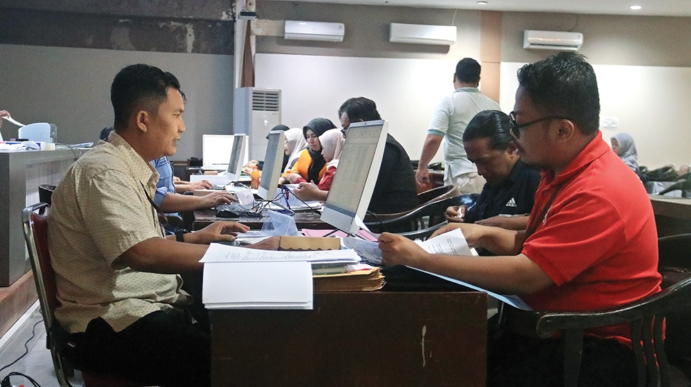INPUT DATA: Petugas BKPSDM saat meminta data honorer.