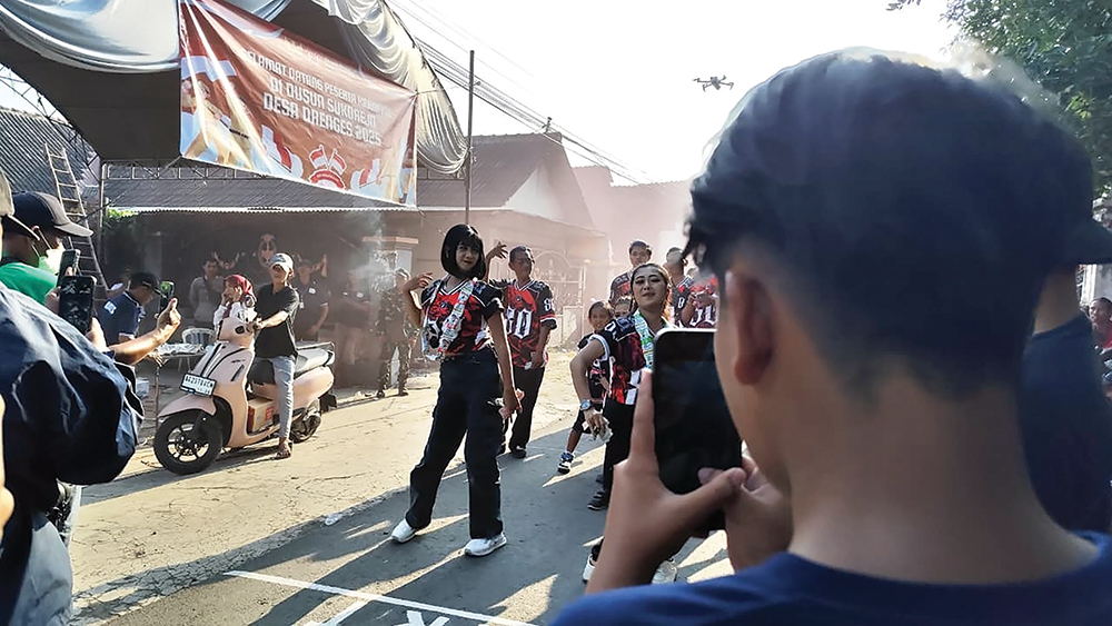 NGEBON DANCER: Dancer luar desa hingga luar daerah tampil di karnaval Desa Drenges, Kertosono (23/8).