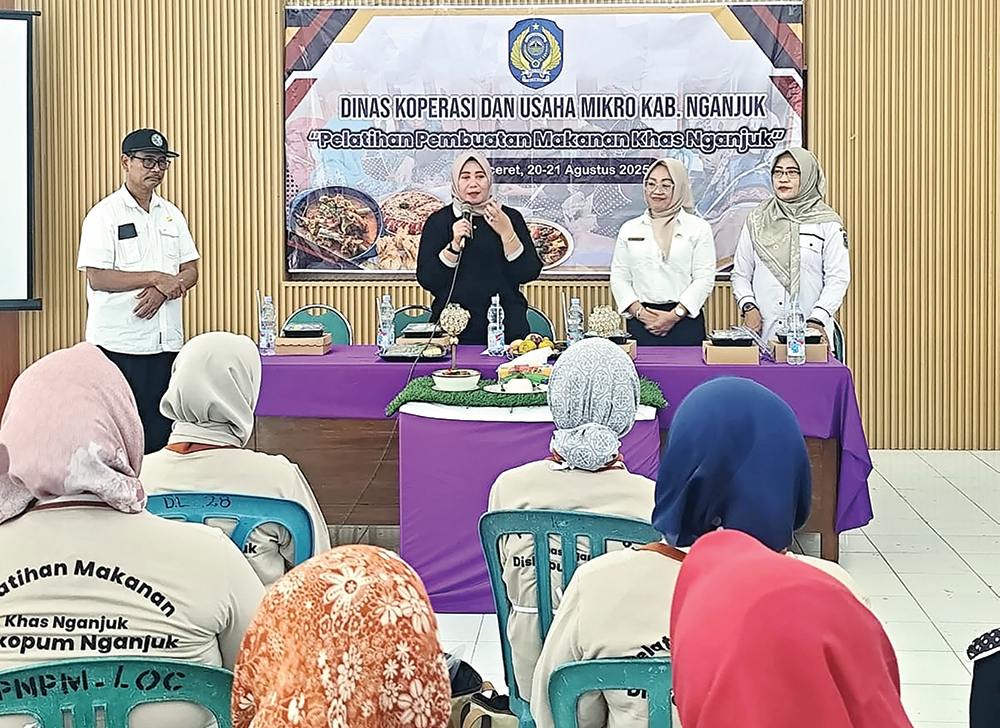 BERBAGI ILMU: Ketua TP PKK S. Wahyuni memotivasi peserta pelatihan.