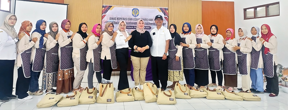 BERMANFAAT: Kepala Dinkop UM Cuk Widiyanto foto bersama peserta pelatihan membuat makanan khas Nganjuk.