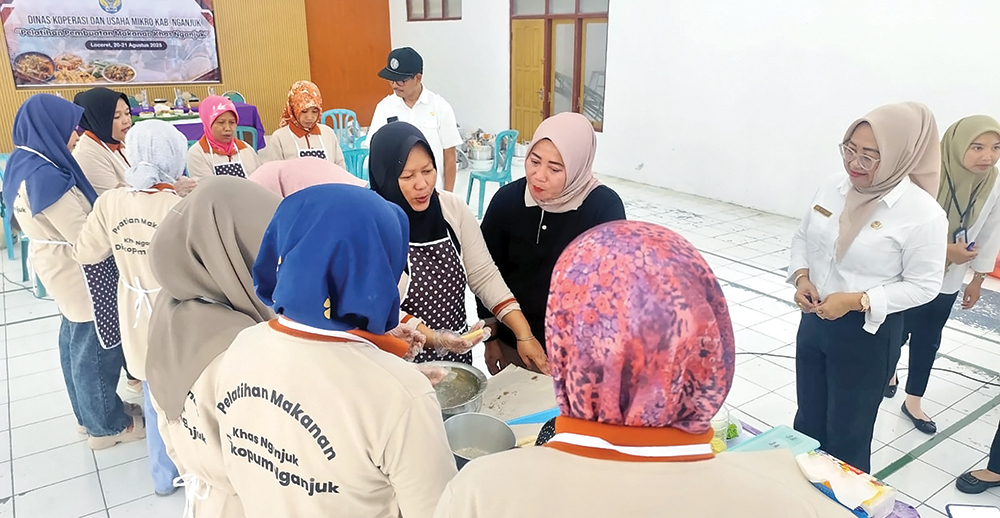 ANTUSIAS: Kepala Dinkop UM Cuk Widiyanto dampingi peserta pelatihan.