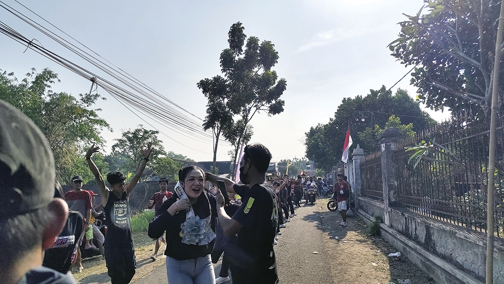 BERURU SAWERAN: Dancer mendapat saweran dari penonton saat karnaval di Desa Drenges, Kertosono.
