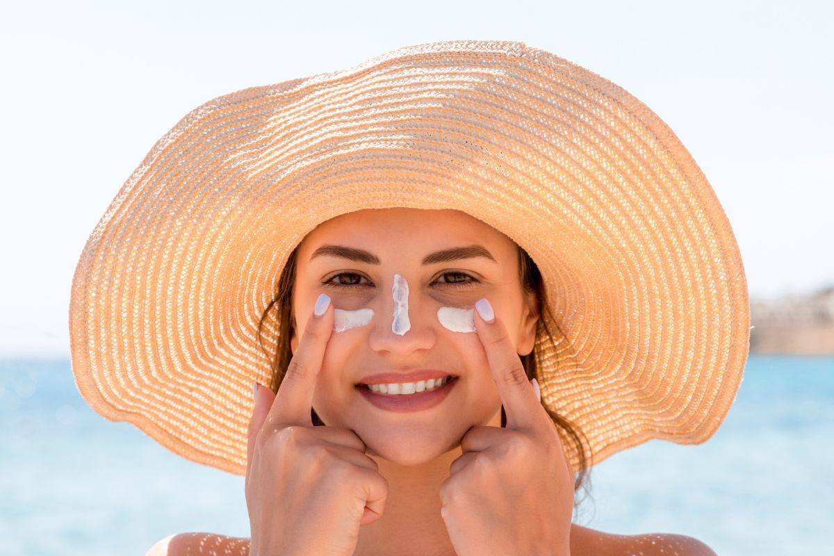 Ilustrasi Pemakaian Sunscreen