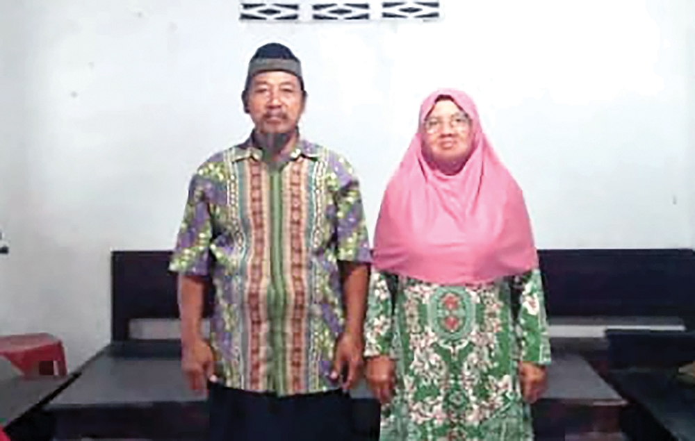 TINGGAL KENANGAN: Jumadi foto bersama Enik Mulya Ningsih, istrinya.
