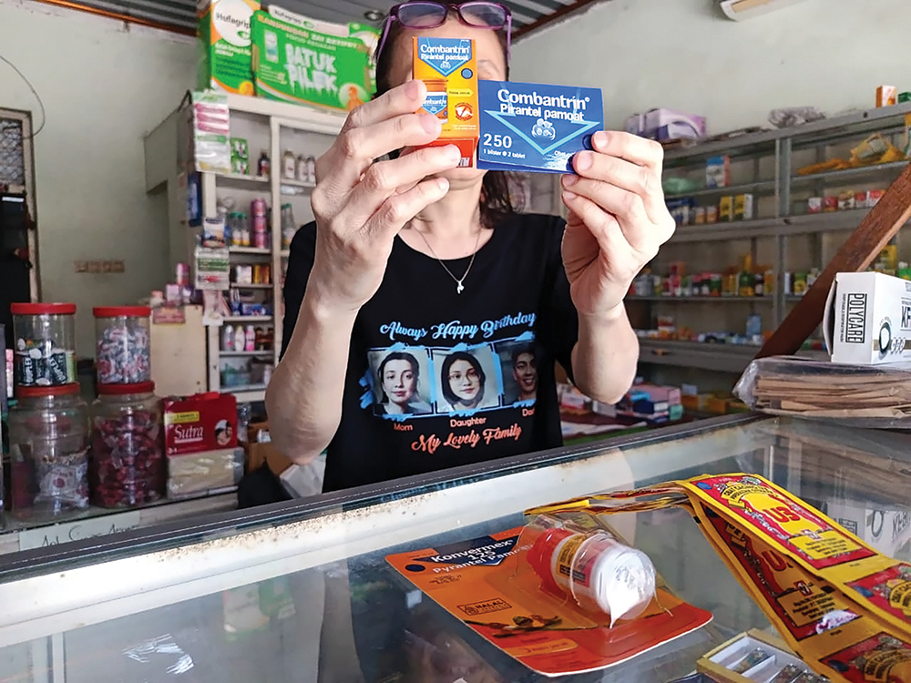 LARIS MANIS: Selvi, pemilik apotek menunjukkan obat caning yang laris manis setelah Raya viral.