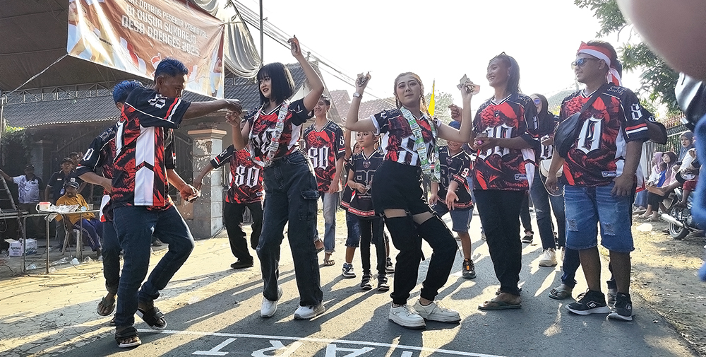 POKOKE JOGET: Dancer karnaval bergoyang di Desa Drenges, Kecamatan Sukomoro. Mereka ngaku tidak jago menari.
