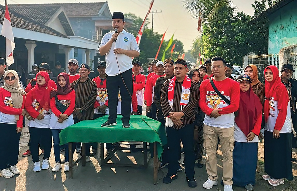 SAMBUTAN: Wakil Ketua DPRD Nganjuk Ulum Basthomi meriahkan Agustusan di dapilnya.