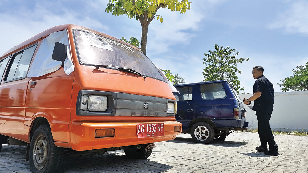 TIDAK LAKU: Kendaraan operasional milik pemkab yang dilelang tersisa tiga unit. Delapan mobil laku Rp 415 juta.