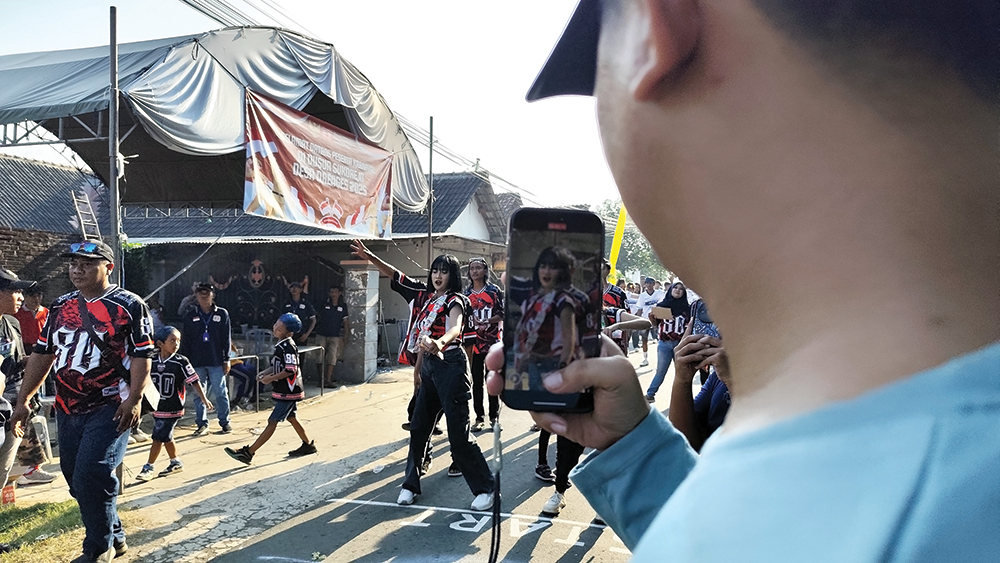 FULL MAKE UP: Dancer saat tampil di karnaval Desa Drenges, Kertosono. Mereka selalu make up menor untuk menarik perhatian.