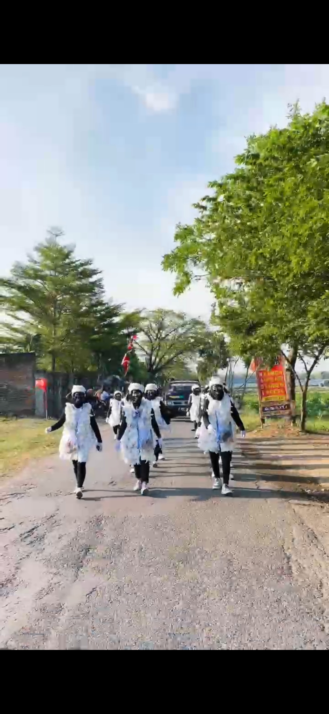 Peserta Gerak Jalan di Kecamatan Lengkong Nganjuk Mengenakan Pakaian ala Shaun The Sheep
