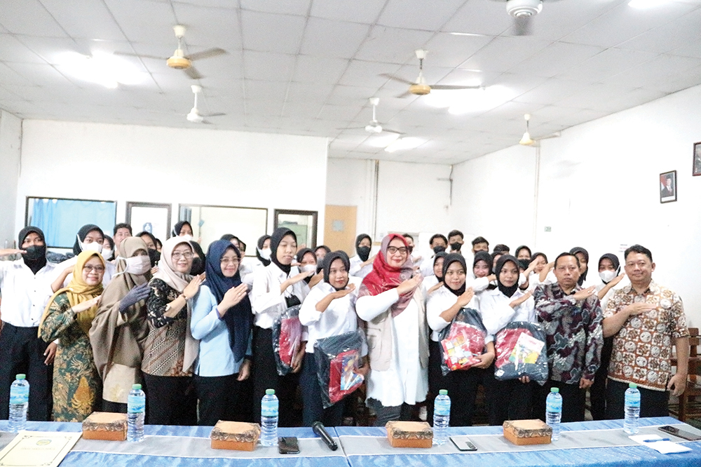 NGANJUK BANGKIT: Kepala Disnaker Itsna Shofiani foto bersama peserta pelatihan di PT Lotus.
