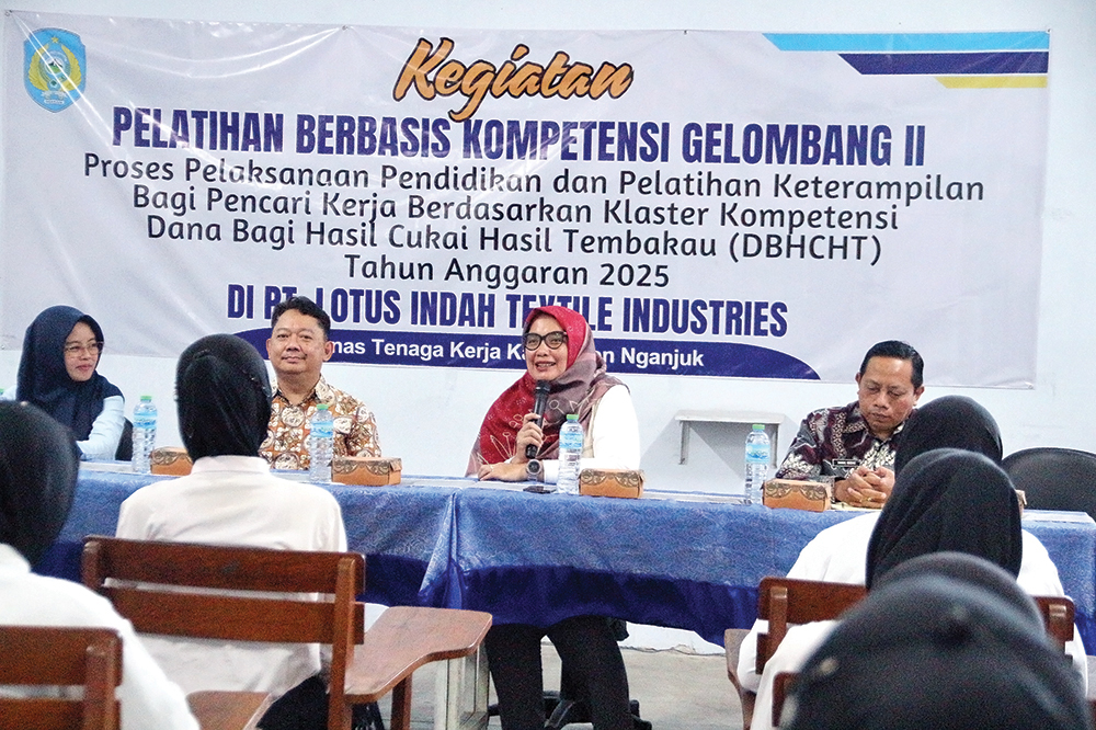 TEKAN PENGANGGURAN: Kepala Disnaker Itsna Shofiani beri sambutan.