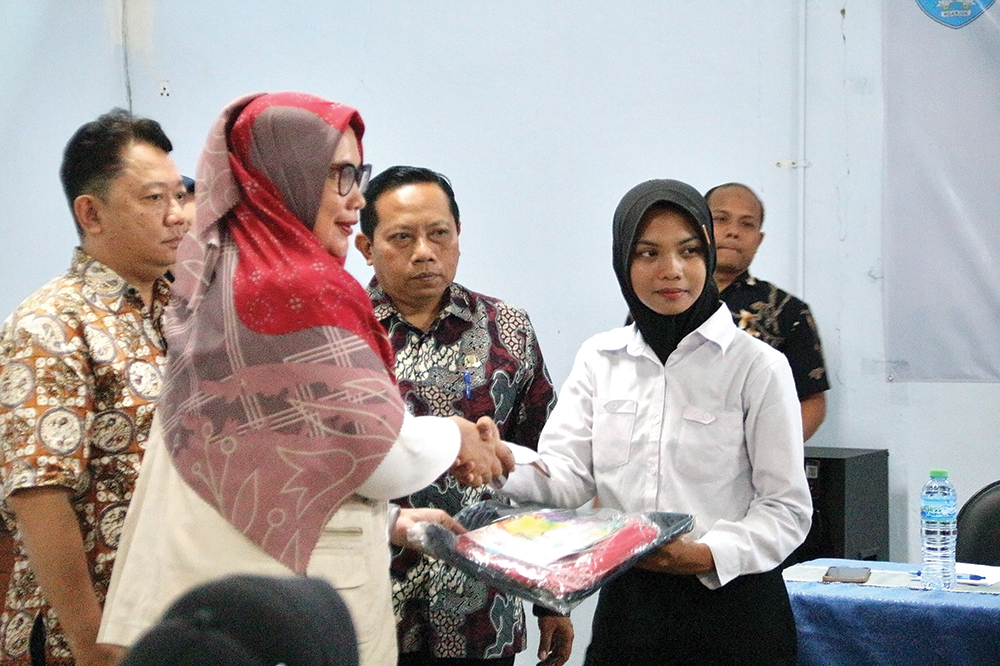 MANFAATKAN DBHCHT: Itsna beri peralatan pada peserta pelatihan yang digelar disnaker.