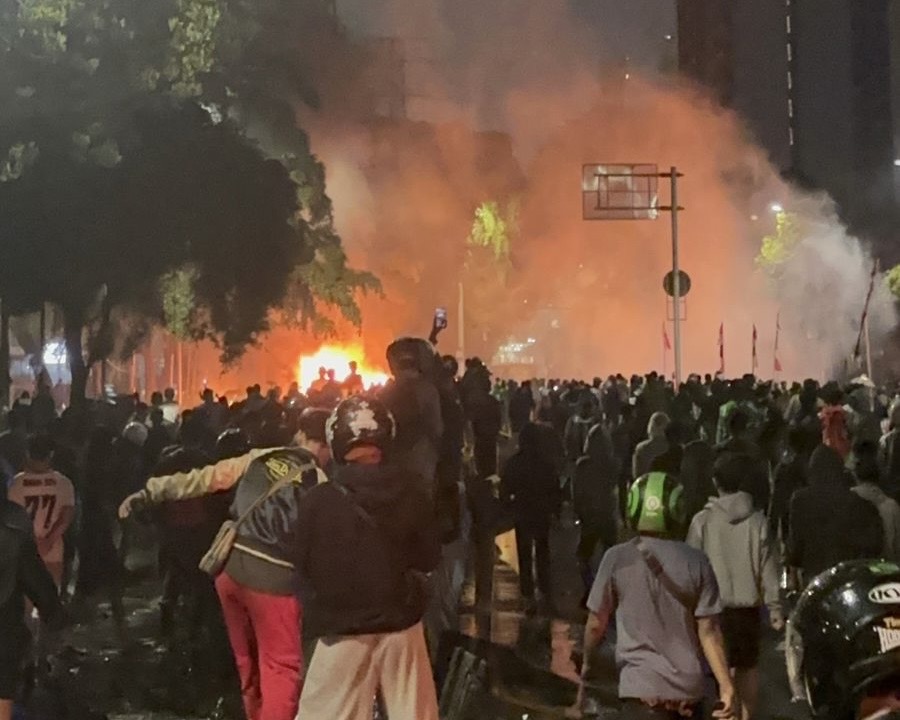Aksi unjuk rasa buruh dan mahasiswa di depan Gedung DPR/MPR RI, Kamis (28/8/2025), berakhir dengan kericuhan besar.