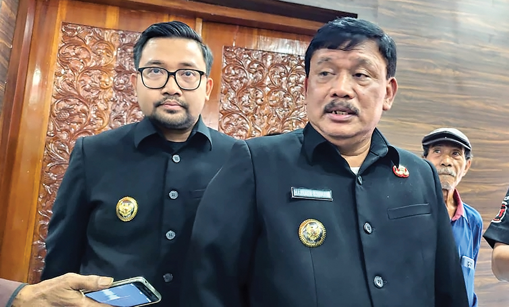 TERGANJAL EFISIENSI: Bupati Marhaen Djumadi saat diwawancari wartawan. Insentif ketua RT dan RW di Kabupaten Nganjuk batal naik.