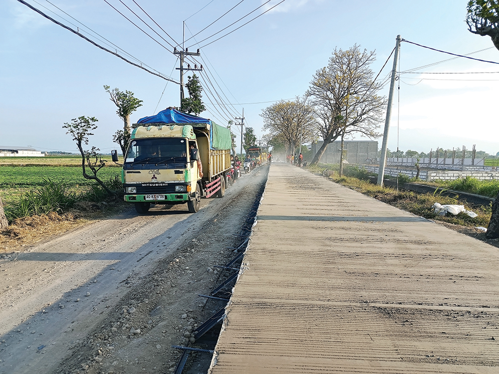 TERGANJAL EFISIENSI: Perbaikan jalan di Desa Sumengko - Kecubung kurang dari separo karena keterbatasan anggaran.