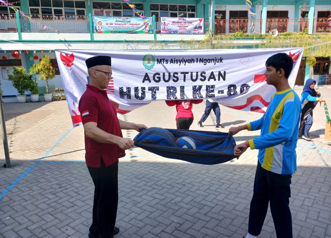 Bule Amerika Ini Ikut Agustusan di Nganjuk