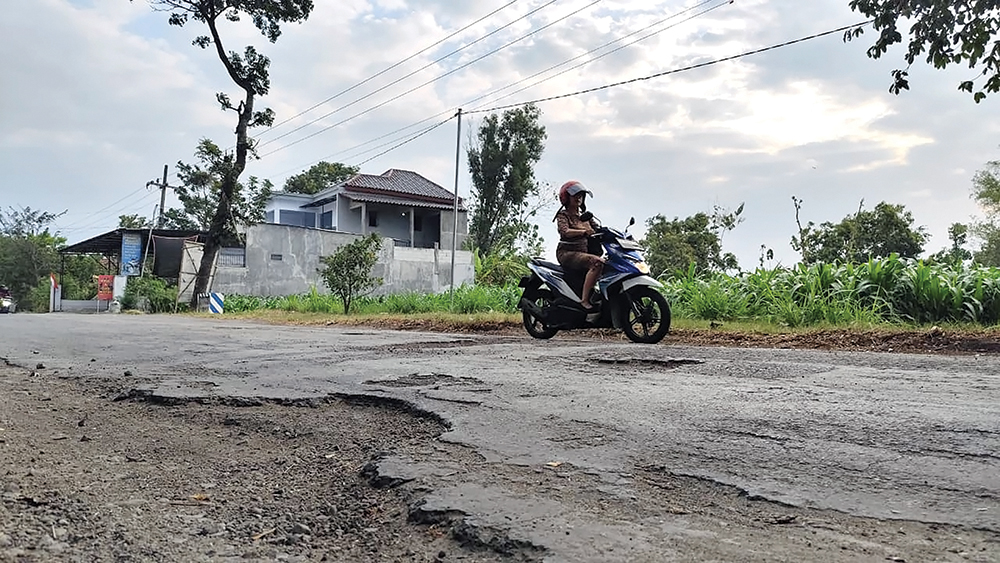 BERBAHAYA: Jalan berlubang dan bergelombang menjadi penyebab kecelakaan lalu lintas.
