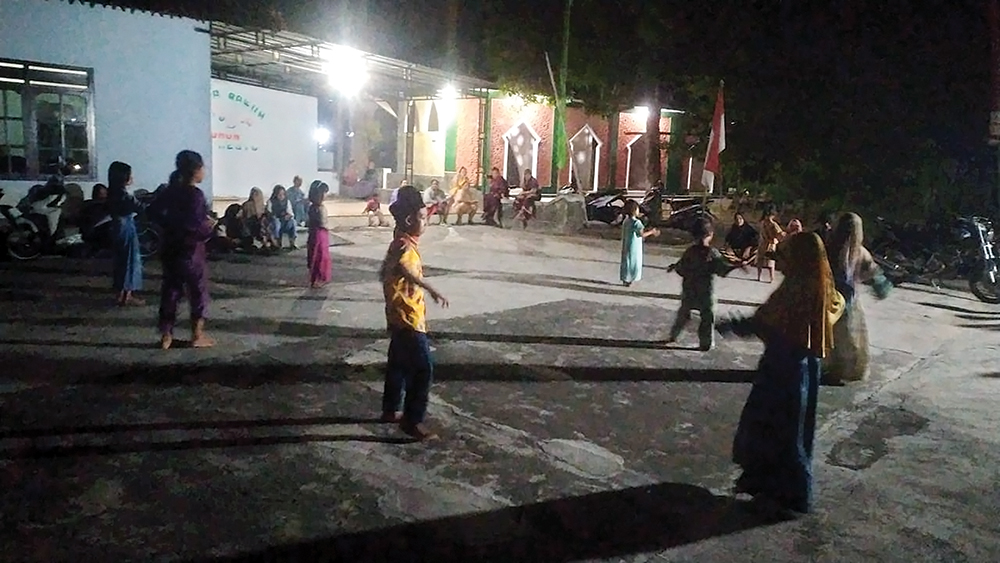 BERLATIH KERAS: Anak-anak di Dusun Krajan Selatan, Desa Kampungbaru, Kecamatan Tanjunganom berlatih menari saat malam hari.