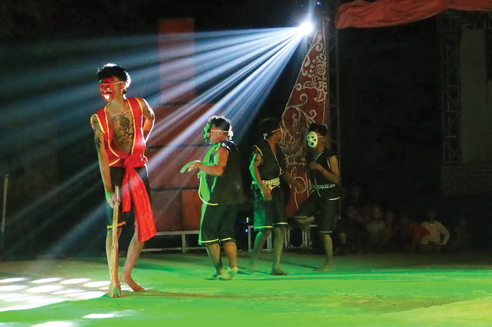 AJANG REUNI: Penampilan wayang orang dari Komunitas Official Titik Kumpul. Acara ini jadi ajang reuni warga.