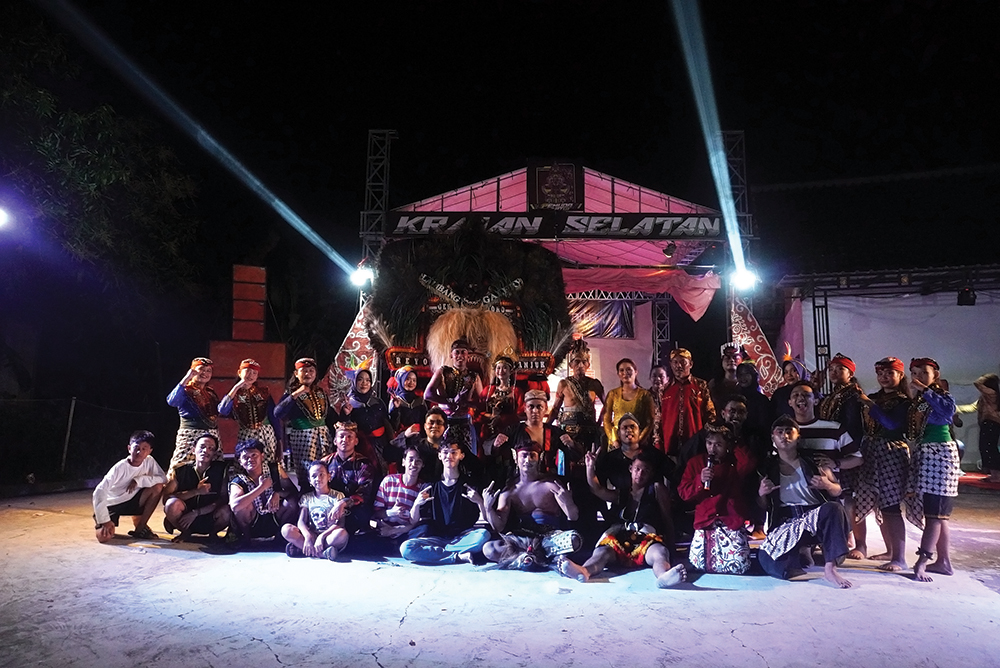 MERIAH: Komunitas Official Titik Kumpul setelah tampil di Agustusan.