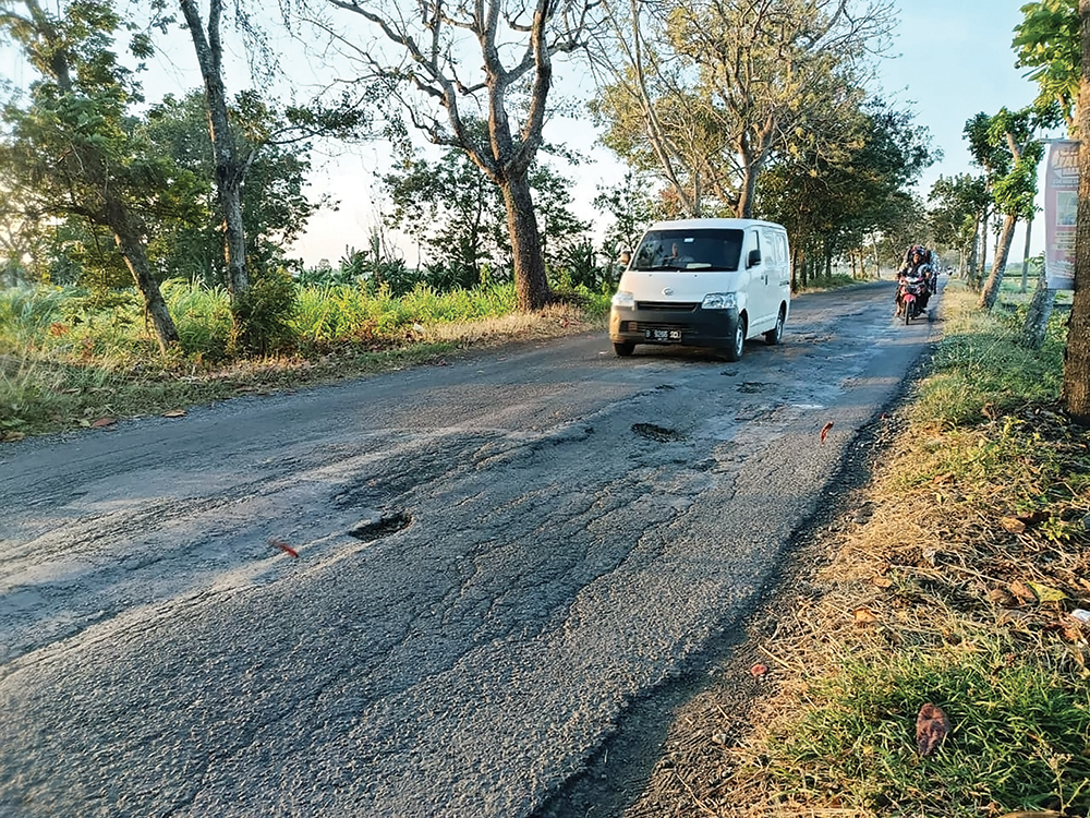 RAWAN LAKA: Pengemudi menghindari jalan bergelombang di Sumengko.