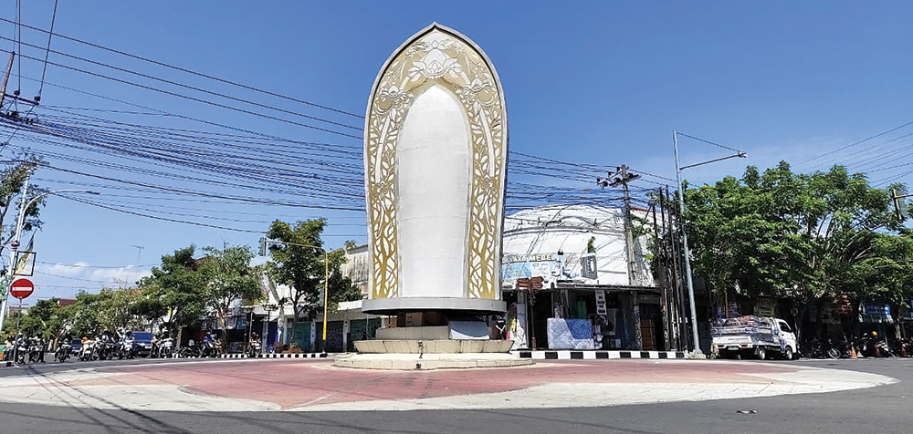 PUSAT KEN: Kendaraan menunggu lampu hijau di traffic light Perempatan Tugu Jayastamba. Bupati Marhaen ajak warga jaga Nganjuk.