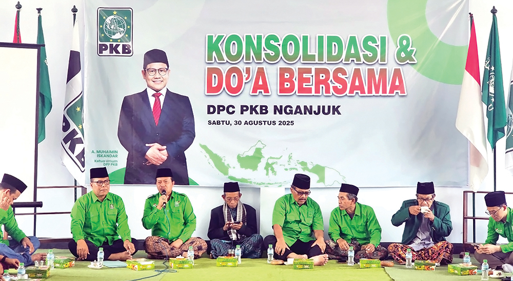 DOA BERSAMA: Ketua DPC PKB Nganjuk H Ulum Basthomi memimpin doa bersama. PKB juga salat gaib untuk Affan.